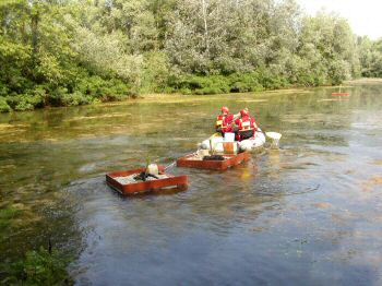 i vigili del fuoco trainano le isole galleggianti nella bula